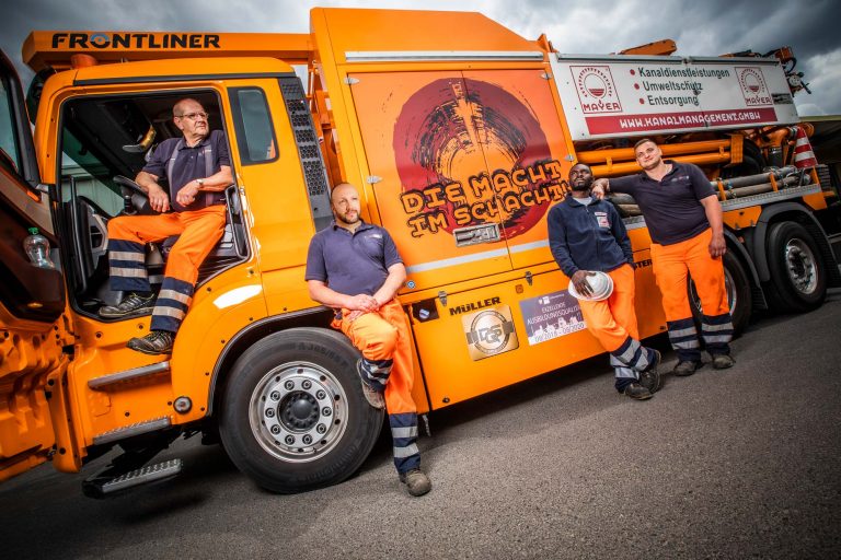 Mayer KanalManagement Arbeiter vor Kanalfahrzeug