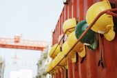 safety first - hängende Bauhelme an einem Container